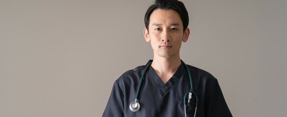 医療服を着た日本人男性