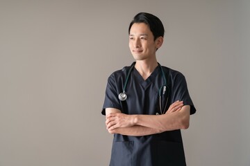 医療服を着た日本人男性