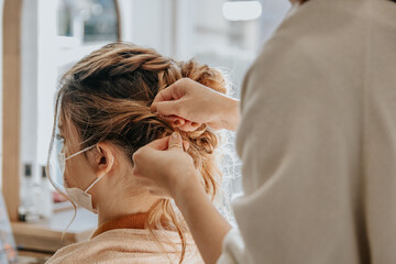 Mulher no salão de beleza com cabelo sendo feito