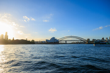 シドニーのオペラハウスとハーバーブリッジ　美しい夕焼けの始まり