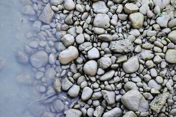 Lago con rive di sassi
