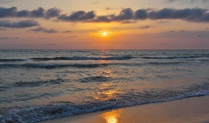 Obraz premium Beautiful sunset on the sea. Bright disk of the sun. Solar path.