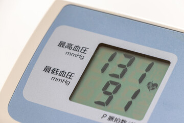 測定結果を示す血圧計のデジタル表示
