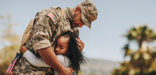 Affectionate military reunion between father and daughter - obrazy, fototapety, plakaty