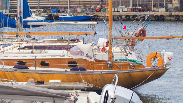 Bateaux amarr&eacute;s &agrave; Port-La-Nouvelle, sous un temps gris