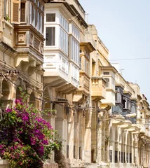 Fotobehang Beige Rij van woongebouwen in de stad Malta