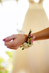 bracelet de fleurs blanches et roses porté à l'occasion d'un mariage  - obrazy, fototapety, plakaty