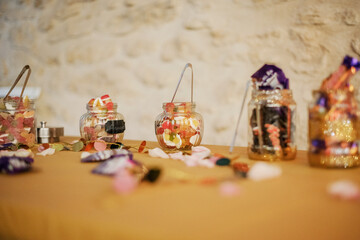 Fototapeta premium décoration de table de mariage avec bonbonnières, bonbons et ustensiles de couleur dorée 
