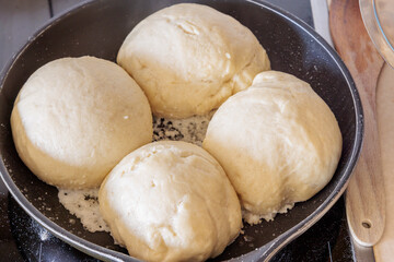 gebratene Dampfnudel in einer Bratpfanne