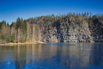 Obraz premium Blick auf den markanten Koberfelsen am Ufer des Bleilochstausees mit winterlicher Eisschicht, Saalburg-Ebersdorf, Saale-Orla-Kreis, Thüringen, Deutschland