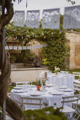 table de fête de mariage blanche ambiance mexicaine avec cactus et guirlande