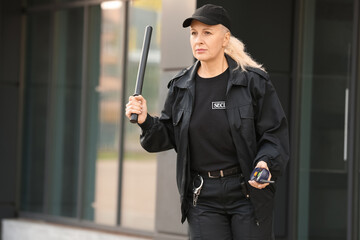Obraz premium Female security guard with baton outdoors