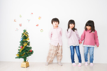 クリスマスの飾り付けをする子どもたち