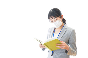 読書をする若いビジネスパーソン