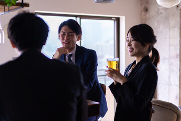 バーでお酒を飲む男女の会社員