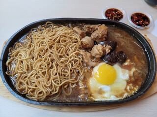 sizzling yee mee noodles with chicken and mushrooms egg