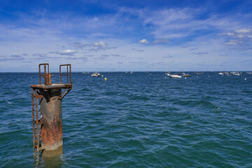 View over the water in Arcachon, France/Vue sur l'eau à Arcachon, France