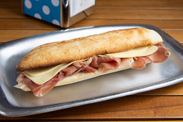 sandwich de jamón crudo y queso