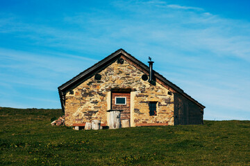 Fototapeta na wymiar abandoned house in the field