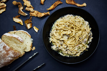 pasta carbonara with white mushrooms