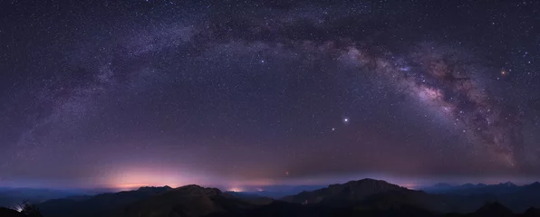 Fotobehang Aubergine Prachtig uitzicht op een landschap met heuvels onder de Melkweg
