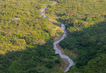 Fluss zum Hluhluwe Dam im Naturreservat Hluhluwe Nationalpark Südafrika
