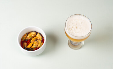 aperitivo de vaso de cerveza y bol con mejillones en escabeche