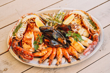 Una deliciosa parrillada de marisco con mejillones, gambas y langosta