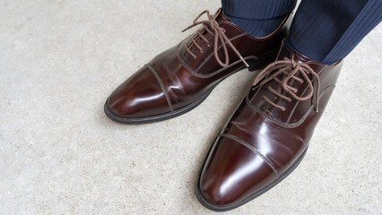 ピカピカに磨いた茶色の革靴｜足元のエチケット
