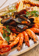 Una deliciosa parrillada de marisco con mejillones, gambas y langosta