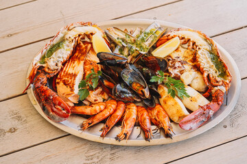 Una deliciosa parrillada de marisco con mejillones, gambas y langosta
