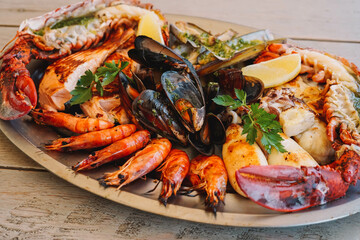 Una deliciosa parrillada de marisco con mejillones, gambas y langosta