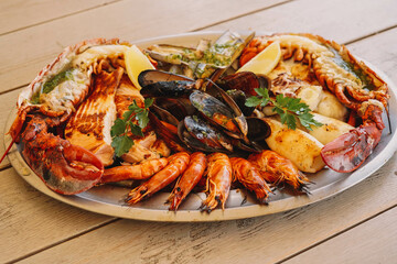 Una deliciosa parrillada de marisco con mejillones, gambas y langosta