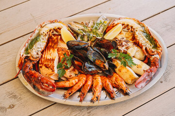 Una deliciosa parrillada de marisco con mejillones, gambas y langosta