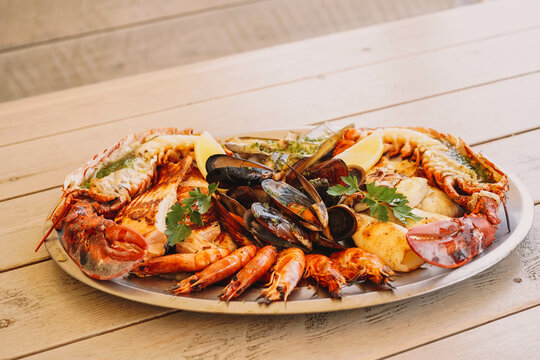 Una deliciosa parrillada de marisco con mejillones, gambas y langosta
