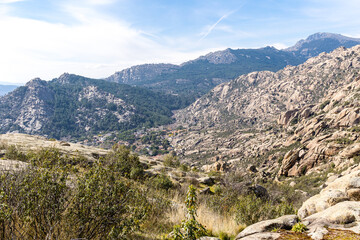 Fototapeta na wymiar natural park formed by granite rocks called La Pedriza in the Sierra de Guadarrama, Madrid
