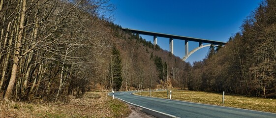 Die Autobahnbrücke von der A71 bei Geraberg-Gehlberg in Thüringen.