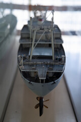 Model statku w szklanej gablocie