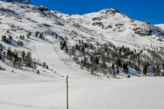 Bernina, Val Bernina, Diavolezza, Berninapass, Lago Bianco, Alpen, Graub&uuml;nden, Winter, Schneedecke, Bernina-Express, Zugfahrt, Wintersport, Eis, Stausee, Schweiz