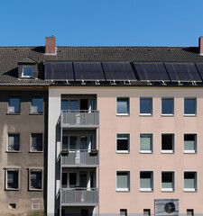 Energetische Sanierung mit einer Wärmepumpe, Solaranlage und Dämmung Fassade.