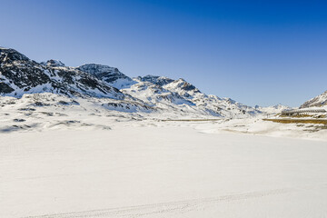 Bernina, Lago Bianco, Alpen, Graubünden, Winter, Schneedecke, Bernina-Express, Berninapass, Zugfahrt, Zugreise, Wintersport, Eis, Stausee, Schweiz