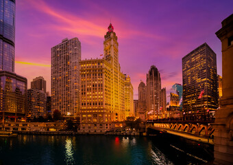 Obraz premium Chicago downtown and Chicago River at night, USA