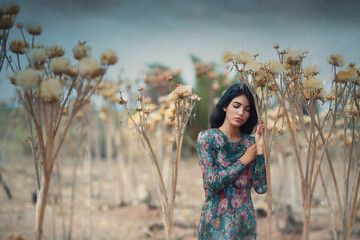 Retrato de chica joven morena con los ojos cerrados en la naturaleza. 
Concepto, fotografía...