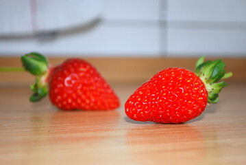 Fragole in primo piano sul piano di lavoro