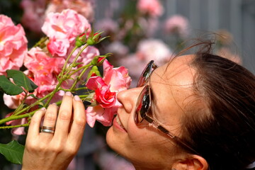 Naklejka premium Mujer sintiendo los aromas de la primavera