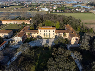 La villa Borbone nella tenuta di Viareggio fu edificata a partire dal 1821 sul viale dei Tigli che congiunge la città marinara con la frazione di Torre del Lago - obrazy, fototapety, plakaty