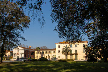 La villa Borbone nella tenuta di Viareggio fu edificata a partire dal 1821 sul viale dei Tigli che congiunge la città marinara con la frazione di Torre del Lago - obrazy, fototapety, plakaty