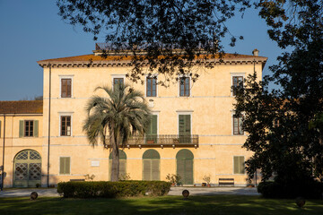 La villa Borbone nella tenuta di Viareggio fu edificata a partire dal 1821 sul viale dei Tigli che...
