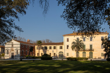 La villa Borbone nella tenuta di Viareggio fu edificata a partire dal 1821 sul viale dei Tigli che...