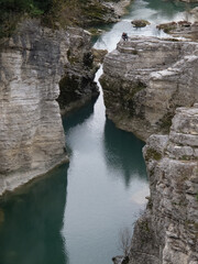 paesaggio con fiume e rocce